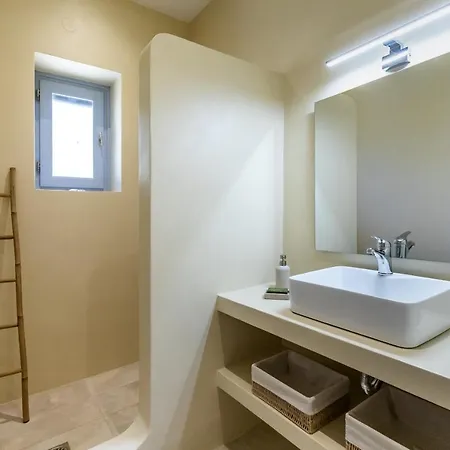 Laas Daskios, Stone Country House, Anania