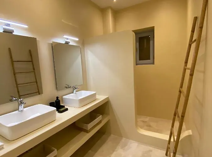 Laas Daskios, Stone Country House, Anania Vila *